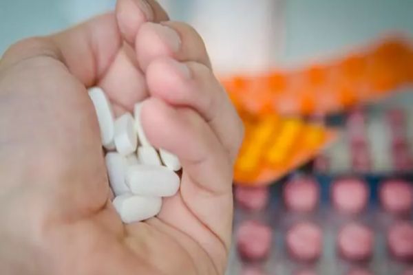 USR: „Aşa arată decredibilizarea sistemului de sănătate din România. Să cumperi în primăvară 30 de milioane de pastile de iod...”