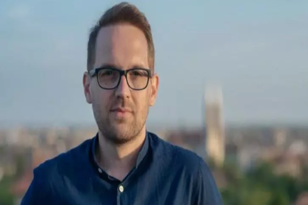 Primarul Timișoarei, Dominic Fritz, a dat în judecată un celebru clan de romi din oraș