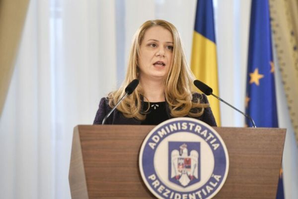USR, atac la Ligia Deca: „Cum să te duci tu, ministru, să te foloseşti de poziţia ta ca să blochezi să nu fie analizată teza de doctorat a unui coleg în Guvern şi partid?”
