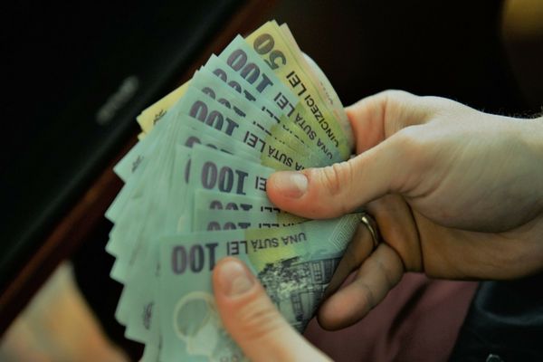 Comisia Europeană obligă Guvernul să majoreze din nou salariul minim până anul viitor