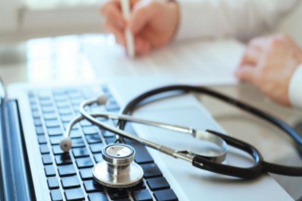 Medicii își dau DEMISIA din contractele suplimentare de gărzi: va fi HAOS în spitale! Angajații din Sănătate, la un pas de GREVA GENERALĂ