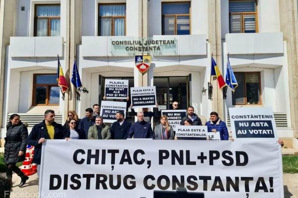 Protest USR în Constanța faţă de un proiect al primarului Chiţac prin care peste 800 de metri pătraţi de plajă din Mamaia ar fi vânduţi liderului PSD Constanţa