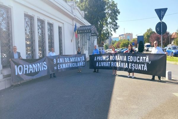 Protest USR în faţa Palatului Cotroceni: "Preşedintele Iohannis a promis că vom avea o Românie educată. După 9 ani de mandat Iohannis, avem însă o Românie eşuată”