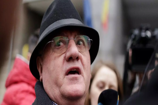 Clotilde Armand a trimis buldozerul la hotelul lui Dumitru Dragomir: gardul a fost dărâmat