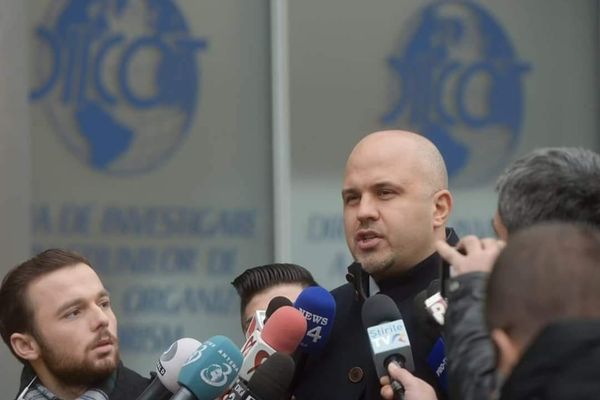 DEPUTATUL USR EMANUEL UNGUREANU ADUCE PARCHETUL GENERAL PESTE CONDUCEREA SPITALULUI SFÂNTA MARIA DIN IAȘI, UNDE AU MURIT ZECE COPII