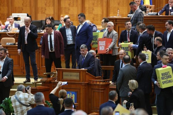 USR și AUR garantează circul în Parlament. Dezbaterea bugetului, acoperită cu țipete și gesturi de mahala