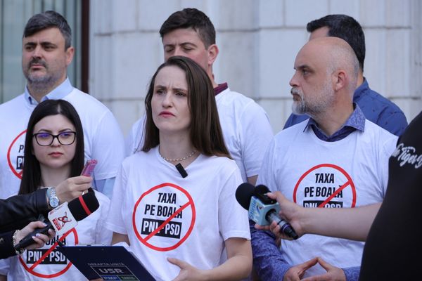 Protest USR la ușa lui Boloș: Aproape 100 de zile de când bagă mâna în buzunarul românilor prin „taxa pe boală”