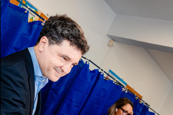 VICTOR REBENGIUC A DONAT 5.000 DE EURO PENTRU NICUȘOR DAN: „CANDIDATUL PENTRU CARE VOI VOTA ESTE OMUL ÎN CARE AM CEA MAI MARE ÎNCREDERE”