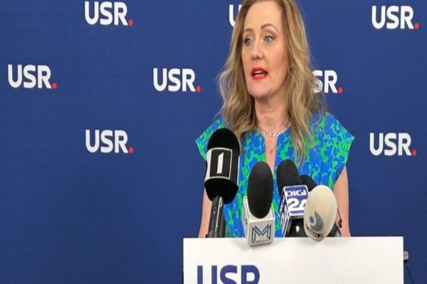 ELENA LASCONI ÎI DĂ REPLICA LUI PONTA: A JIGNIT PESTE UN MILION DE FEMEI DIN ROMÂNIA