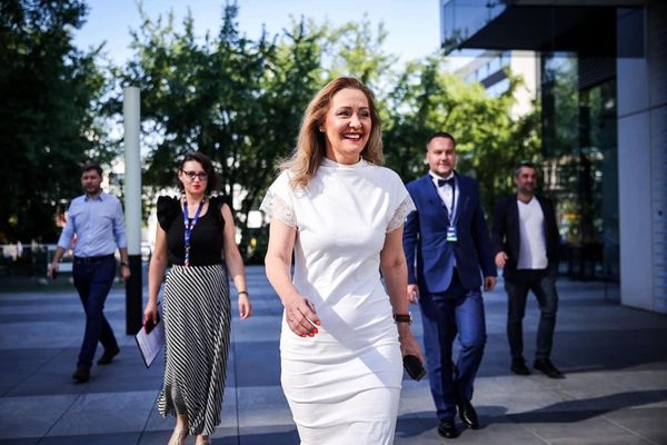 Propunerea Elenei Lasconi pentru liberali: „Să mă susțină pe mine pentru că pe dl Ciucă nu-l mai poți dezlipi din pozele cu Ciolacu”