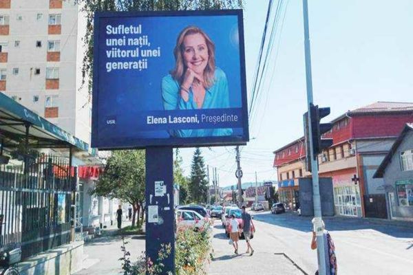 PRIMĂRIȚA ELENA LASCONI SE PROMOVEAZĂ PE PANOURI PUBLICITARE