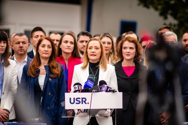 ELENA LASCONI: 1.000 DE ZILE DE CURAJ, SACRIFICIU ŞI LUPTĂ PENTRU LIBERTATE. ROMÂNIA TREBUIE SĂ RĂMÂNĂ ALĂTURI DE UCRAINA