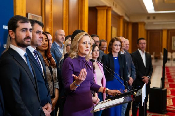 ELENA LASCONI: „SĂ RĂMÂNEM CALMI ŞI SĂ CEREM RĂSPUNSURI DE LA CEI CARE AU OBLIGAŢIA SĂ LE PREZINTE PUBLIC”