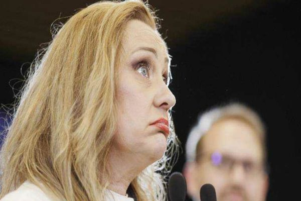 ELENA LASCONI DESPRE O DEZBATERE CU CĂLIN GEORGESCU: LUI E E FRICĂ DE APARIȚII, DE A INTRA ÎN CONTACT CU OAMENII