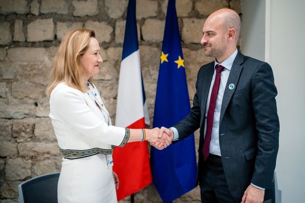 PREŞEDINTA USR, ELENA LASCONI, S-A ÎNTÂLNIT CU MINISTRUL DE EXTERNE AL FRANŢEI, JEAN-NOEL BARROT. AU DISCUTAT DESPRE "AVALANŞA" DE FAKE NEWS ŞI MANIPULĂRILE ONLINE