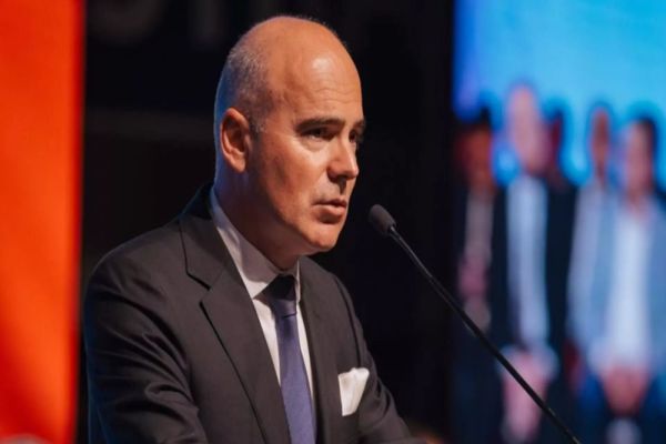 RAREȘ BOGDAN: „STATUL ÎNSEAMNĂ CETĂȚEANUL, IAR POLITICIENII SUNT OBLIGAȚI SĂ-L APERE PE ACEST CETĂȚEAN, PE SUVERAN. NU SĂ PUNĂ BATISTA PE ȚAMBAL!”