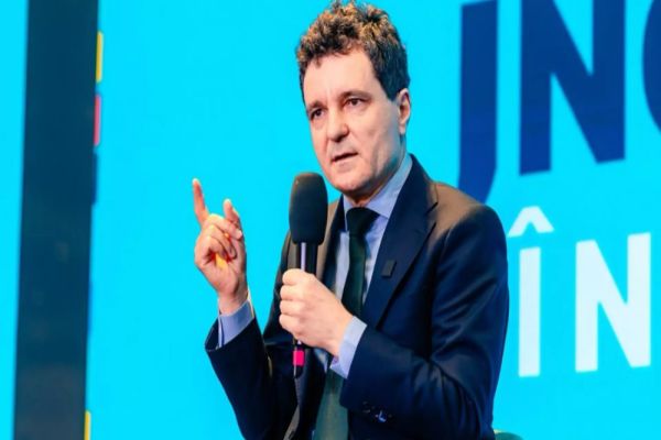 NICUȘOR DAN DESPRE PROGRAMA ȘCOLARĂ: SUNT ÎNGROZIT DE CE I SE CERE FETIȚEI MELE DE CLASA A II-A. COPIII ÎNVAȚĂ PREA MULT, DAR GÂNDESC PREA PUȚIN