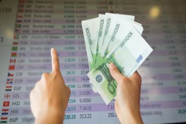 RECORD ISTORIC PENTRU MONEDA UNICĂ EUROPEANĂ. CURSUL EURO A AJUNS LA 5,122 LEI