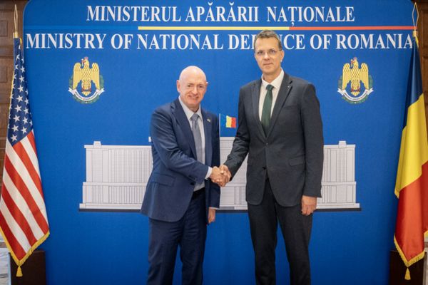 MINISTRUL MOȘTEANU S-A ÎNTÂLNIT CU MARK KELLY (SUA): SECURITATEA REGIUNII MĂRII NEGRE E STRÂNS LEGATĂ DE SECURITATEA EUROATLANTICĂ