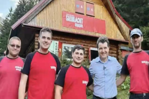 NICUȘOR DAN SE PLIMĂ PE MUNȚI, ÎN TIMP CE SE DECIDE SOARTA ȚĂRII. PRIMELE IMAGINI DUPĂ ABSENȚA DE LA ZIUA MARINEI