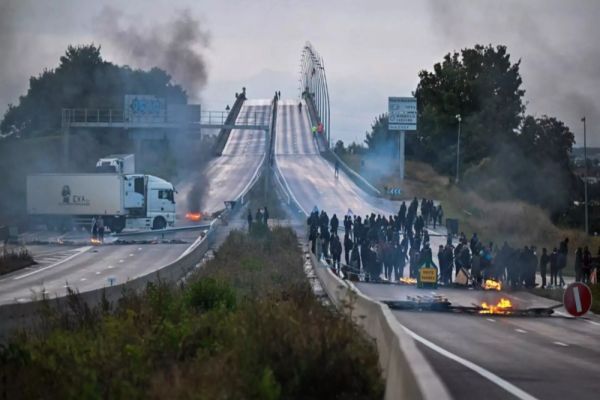PROTESTE MASIVE ANUNȚATE LA PARIS. EMMANUEL MACRON, PRESAT SĂ DEMISIONEZE 