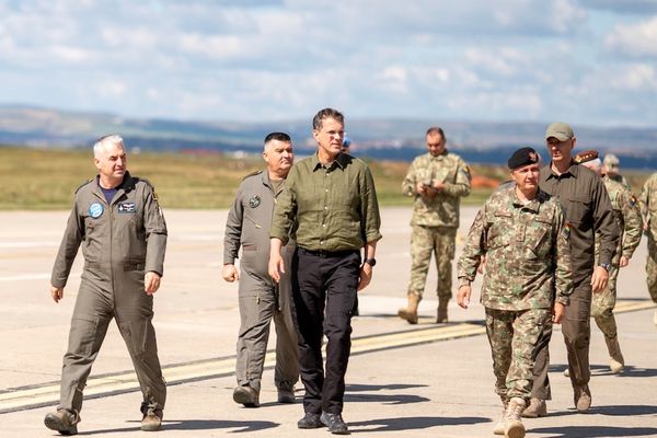 MINISTRUL APĂRĂRII: SUNTEM VECINI CU RĂZBOIUL, CĂ NE PLACE, CĂ NU NE PLACE