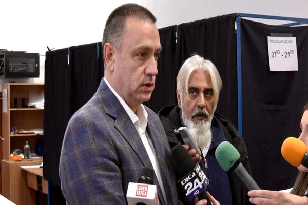 "NU ÎL ATAC, DAR GREȘEȘTE!". MIHAI FIFOR, DESPRE PREMIERUL BOLOJAN: "CONDUCE ȚARA CU O ÎNCĂPĂȚÂNARE DEMNĂ DE UN KAMIKAZE"