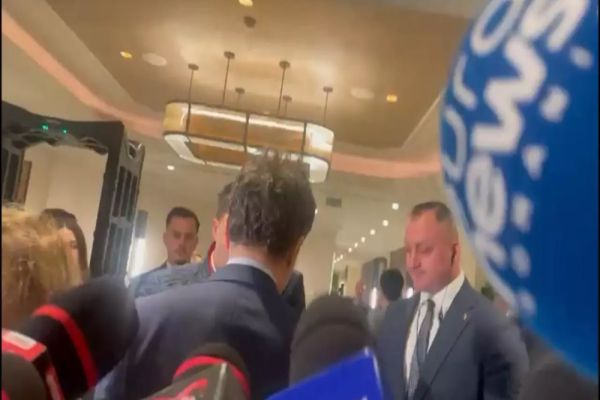 Nicușor Dan fuge când aude întrebări despre scandalurile care-l vizează pe Bolojan și Moșteanu