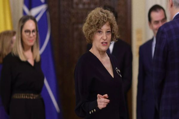 În timp ce Guvernul Bolojan sărăcește poporul, premierul și rezista Oana Gheorghiu își aduc consilieri onorifici la Palatul Victoria