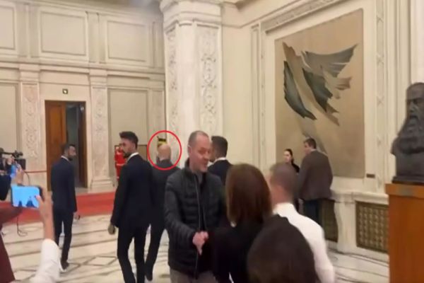 Bolojan, derapaj ȘOCANT la adresa presei. „Șeful sărăciei” și-a pus oamenii să îi împingă pe jurnaliști, ca să-i acopere fuga din Parlament – VIDEO