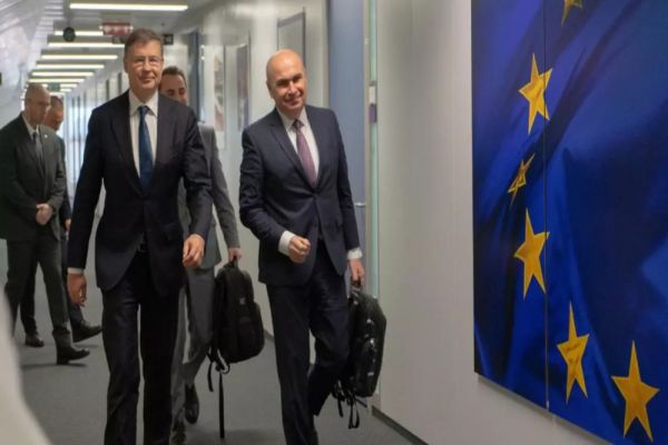 CU CINE SE ÎNTÂLNEȘTE ILIE BOLOJAN, ASTFEL ÎNCÂT N-A AVUT TIMP SĂ RĂSPUNDĂ ÎNTREBĂRILOR ÎN PARLAMENT?