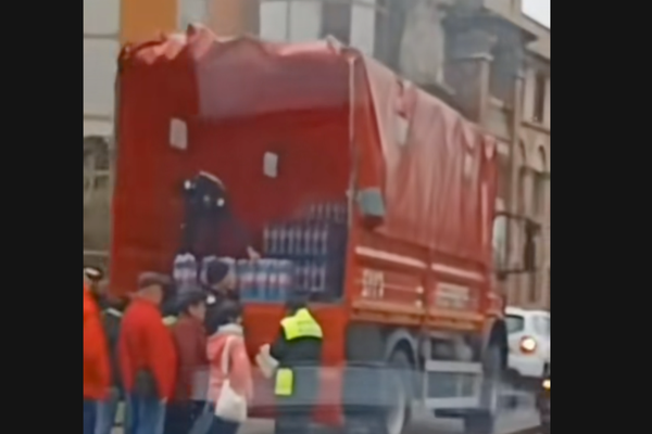 Clipuri virale cu oameni la coadă „cu buletinul” pentru apă 