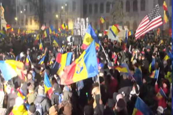 PROTEST de amploare în Piața Universității. Mobilizare uriașă, George Simion și Anca Alexandrescu ajung în mijlocul oamenilor - VIDEO LIVE TEXT