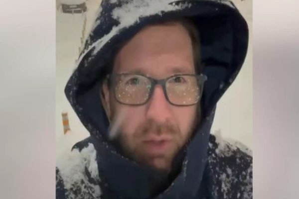 Timișorenii se plâng de străzi înzăpezite, Fritz se bucură de zăpadă: „Ninge ca-n povești” VIDEO