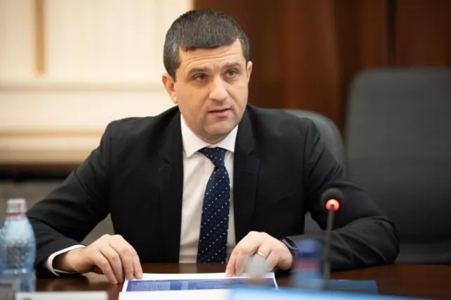 Radu Miruță: Când omul de rând își numără banii până la salariu, băieții din PSD își numără zborurile private