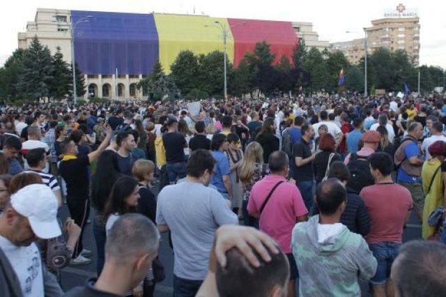 Miting de amploare în Piața Victoriei. Mii de sindicaliști protesteaza față de măsurile Guvernului Bolojan