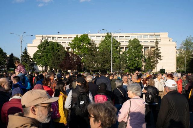 Mitinguri pro-Bolojan înainte de demitere. SURSE: Manifestanții de la Guvern, aduși cu autocarele de PNL